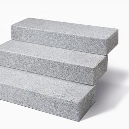 Seltra Natursteine Blockstufe BRAVO EXACTA Granit edelgrau Herkunft China allseits geflammt, Kanten gefast, 15x35x50-150cm