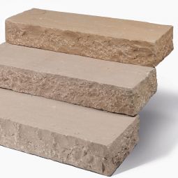 Seltra Natursteine Blockstufe MANDRA Sandstein gelb-hellbeige Oberfläche spaltrau, nachgespitzt, 15x35x50-150 cm